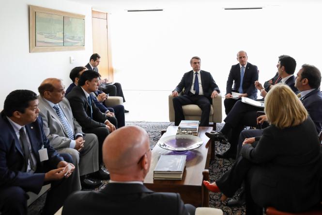 O governador do Estado, Helder Barbalho, reuniu-se, na manhã desta quarta-feira (10), no Palácio do Planalto, em Brasília (DF), com o presidente Jair Bolsonaro e o ministro-chefe da Casa Civil, Onyx Lorenzoni, com quem tinha uma agenda na capital federal. Por conta do assunto levado por Helder para o encontro – a reconstrução da ponte sobre o Rio Moju, destruída após um sinistro, no último sábado (6)
                                  

Foto: Marcos Corrêa/PR
DATA: 10.04.2019
BRASÍLIA - DF <div class='credito_fotos'>Foto: MARCOS CORRÊA / PR   |   <a href='/midias/2019/originais/50a2392f-ab46-424d-9389-5272135c5d48.jpg' download><i class='fa-solid fa-download'></i> Download</a></div>