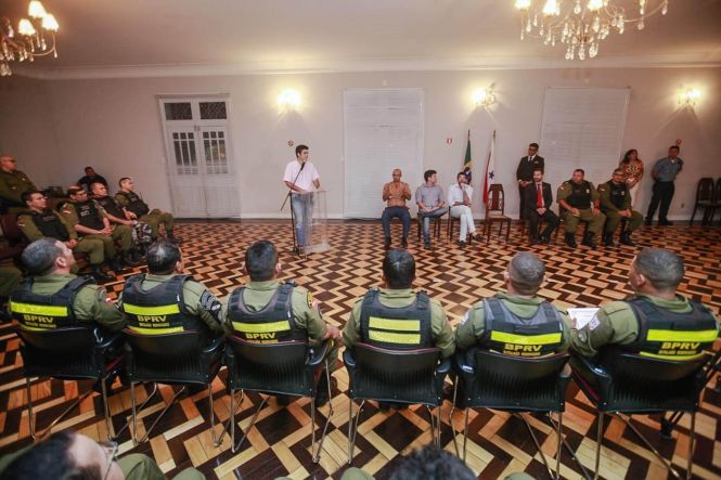 A ação de salvamento da pequena Maria Alice, de apenas 8 meses de vida, envolvendo seis policiais militares do Batalhão de Polícia Rodoviária Estadual (BPRV) foi condecorada com menção honrosa pelo governador Helder Barbalho. Em cerimônia de Ato de Concessão de Mérito por Atuação em Ocorrência realizada na noite desta sexta, 24, na sede do Palácio do Governo, o chefe do Executivo Estadual enalteceu a atuação dos PMs e os citou como exemplo e regra da instituição.

FOTO: RICARDO AMANAJÁS / AGÊNCIA PARÁ
DATA: 24.05.2019
BELÉM - PARÁ <div class='credito_fotos'>Foto: Ricardo Amanajás / Ag. Pará   |   <a href='/midias/2019/originais/50bf2e73-968e-489d-a36d-fa7abbd15d67.jpg' download><i class='fa-solid fa-download'></i> Download</a></div>