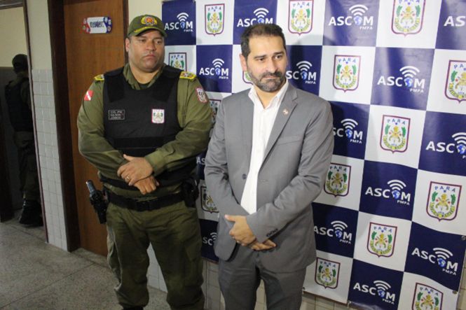 Duas pessoas foram presas, uma foi morta em confronto com a polícia e outra já está identificada, por suspeita de participação na morte de dois policiais militares, na manhã desta quinta-feira (16). As informações foram divulgadas pela Secretaria de Estado de Segurança Pública e Defesa Social do Pará (Segup) durante coletiva de imprensa realizada na Unidade Integrada de Polícia (UIP) do Tenoné.

FOTO: ASCOM SEGUP
DATA: 16.05.2019
BELÉM - PARÁ <div class='credito_fotos'>Foto: ASCOM / SEGUP   |   <a href='/midias/2019/originais/50bfb11c-36fc-44ab-9fe7-51690616c842.jpg' download><i class='fa-solid fa-download'></i> Download</a></div>