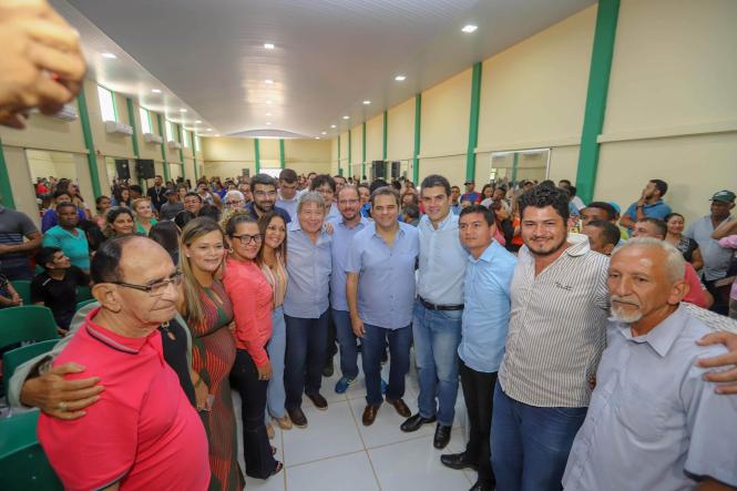 O governador do Pará, Helder Barbalho, e o vice-governador, Lúcio Vale, entregaram, no final da manhã deste sábado (16), 261 títulos de terra para produtores rurais de 18 municípios da região nordeste do Estado, reunidos na cidade de Moju. A solenidade ocorreu no Auditório Municipal Lourival Cristo, no Centro, na presença da prefeita Nilma Lima, vereadores, secretários de Estado, deputados estaduais, federais, e da população mojuense. 

FOTO: MARCO SANTOA / AGÊNCIA PARÁ
DATA: 16.03.2019
MOJU - PA <div class='credito_fotos'>Foto: Marco Santos / Ag. Pará   |   <a href='/midias/2019/originais/5100aafb-b972-4fd4-b355-b7135f4bac76.jpg' download><i class='fa-solid fa-download'></i> Download</a></div>