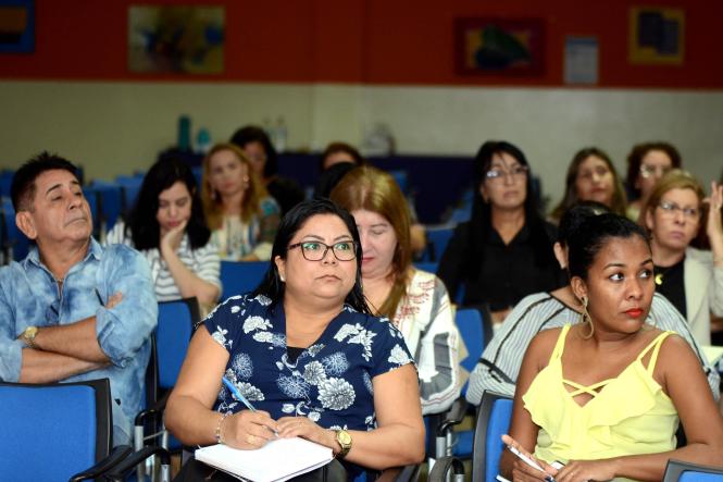 Gestores e técnicos de Unidades Seduc na Escola (USES) de Belém e Unidades Regionais de Ensino (URES) de Breves, Altamira e região das Ilhas estão em Belém para discutir a implementação do novo ensino médio do Estado do Pará. O Grupo de Trabalho de Interiorização da  BNCC-Ensino Médio é promovido pela Secretaria de Estado de Educação (Seduc) com o objetivo de esclarecer e discutir a nova Base Nacional Comum Curricular (BNCC) para o Estado.

FOTO: ELISEU DIAS / ASCOM SEDUC
DATA: 27.03.2019
BELÉM - PA

 <div class='credito_fotos'>Foto: Eliseu Dias / Ascom Seduc   |   <a href='/midias/2019/originais/5108e3d6-04ec-471e-87ff-8c9990830088.jpg' download><i class='fa-solid fa-download'></i> Download</a></div>
