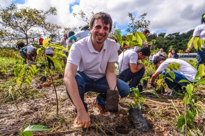 Trezentas e cinquenta mudas de árvores foram plantadas, na manhã desta sexta-feira (29), no Parque Estadual do Utinga, durante mais uma atividade da programação da Semana da Festa Anual das Árvores, iniciada no último dia 25. O evento é promovido pelo Instituto de Desenvolvimento Florestal e da Biodiversidade do Estado do Pará (Ideflor-BIO) e conta também com palestras e trilhas ecológicas voltadas à educação e conscientização ambiental.
Na foto  André Dias.

FOTO: MAYCON NUNES / AGÊNCIA PARÁ
DATA: 29.03.2019
BELÉM - PA <div class='credito_fotos'>Foto: Maycon Nunes / Ag. Pará   |   <a href='/midias/2019/originais/512c0a0c-b9d8-4985-aa50-dc6f23029034.jpg' download><i class='fa-solid fa-download'></i> Download</a></div>
