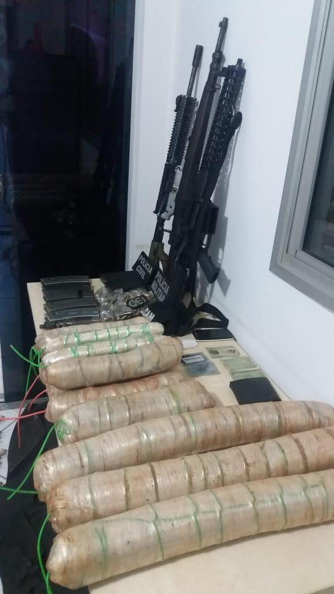 As polícias Civil e Militar apreenderam, em Redenção, na última sexta-feira (22), sudeste paraense, grande quantidade de explosivos, munições, coletes balísticos e três fuzis - dois de calibres 556 e um de calibre 762, usados no assalto a um banco ocorrido no município paraense de Rio Maria. Durante as diligências policiais, um homem suspeito de envolvimento com o grupo responsável pelo crime foi preso e um comparsa morreu após trocar tiros com policiais civis. Após o assalto à agência do Bradesco de Rio Maria, na madrugada da última segunda-feira (18), equipes policiais se deslocaram à região para realizar diligências para prender os integrantes do grupo. 

FOTO: ASCOM / POLICIA CIVIL
DATA: 24.03.2019
REDENÇÃO - PARÁ <div class='credito_fotos'>Foto: Ascom Polícia Civil   |   <a href='/midias/2019/originais/515579f6-f23d-4453-85df-ffc955f5bf57.jpg' download><i class='fa-solid fa-download'></i> Download</a></div>