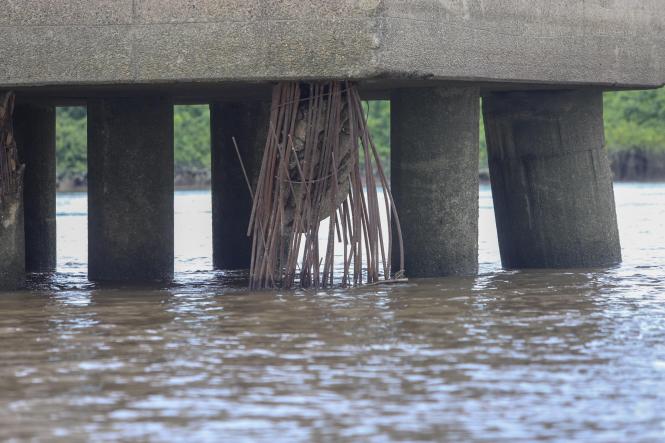 Acompanhado por secretários de Estado, deputados e técnicos da Secretaria de Estado de Trasportes (Detran), do Conselho Regional de Engenharia (Crea-PA) e do Corpo de Bombeiros, o governador Helder Barbalho vistoriou, na manhã deste sábado (26), a ponte Rio Moju, localizada no quilômetro 48 da Alça Viária. A estrutura, que é a segunda no sentido de quem vai de Moju para Belém, apresenta problemas de corrosão e de desgaste em pilares e estacas, além de uma dilatação um pouco maior do que o habitual entre dois blocos de concreto que compõem as pistas de rolamento. A situação tem preocupado moradores da área e usuários da ponte.

FOTO: MARCO SANTOS / AGÊNCIA PARÁ
BELÉM - PARÁ
DATA; 26.01.2019 <div class='credito_fotos'>Foto: Marco Santos / Ag. Pará   |   <a href='/midias/2019/originais/5163e823-ba30-4954-8bf3-a3209eb58eee.jpg' download><i class='fa-solid fa-download'></i> Download</a></div>