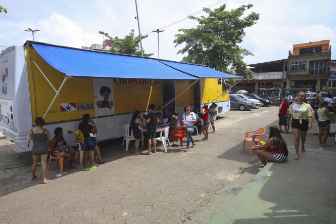 A Secretária de Saúde do Estado do Pará realizou, na manhã deste sábado (16), um evento voltado à comunidade do bairro da Terra Firme, em Belém. A ação social fez parte da programação da campanha Março Lilás, promovida pela Sespa durante este mês, no intuito de conscientizar mulheres sobre a prevenção do câncer de colo de útero.

FOTO: WAGNER SANTANA / AGÊNCIA PARÁ
DATA: 16.03.2019
BELÉM - PA
 <div class='credito_fotos'>Foto: Wagner Santana / Ag. Pará   |   <a href='/midias/2019/originais/5191046b-a2b9-403c-baf3-c98f3ee7fddc.jpg' download><i class='fa-solid fa-download'></i> Download</a></div>