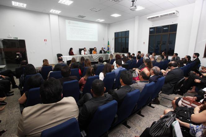 A Procuradoria Geral do Estado do Pará promoveu, na manhã desta sexta (25), uma reunião de integração com as unidades de consultoria jurídica da administração pública estadual. O evento ocorreu no auditório Edgar Olyntho Contente, na sede da PGE, e contou com a presença de procuradores do Estado, autárquicos e fundacionais; consultores jurídicos e advogados comissionados.

FOTO: WAGNER SANTANA / AG. PARÁ
DATA: 25.01.2019
BELÉM - PARÁ <div class='credito_fotos'>Foto: Wagner Santana / Ag. Pará   |   <a href='/midias/2019/originais/519ea76d-5497-421b-a8b9-bbb8e862e17e.jpg' download><i class='fa-solid fa-download'></i> Download</a></div>