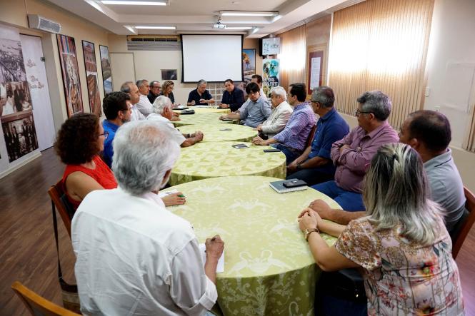 Os donos de frigoríficos no Pará estão preocupados com a queda de 26% na receita de exportação da carne em 2018. A informação foi do presidente do Sindicato da Indústria de Carnes no Pará (Sindicarne), Daniel Acatauassú Freire, durante reunião solicitada pelo secretário estadual de Desenvolvimento Agropecuário e da Pesca, Hugo Suenaga, para discutir os impactos da crise no setor.

FOTO: MATEUS COSTA/ASCOM SEDAP
DATA: 18.01.2019
BELÉM - PARÁ <div class='credito_fotos'>Foto: Mateus Costa / ascom sedap   |   <a href='/midias/2019/originais/51a7752f-5dd3-49e5-a39f-1ddc6c3f4527.jpg' download><i class='fa-solid fa-download'></i> Download</a></div>