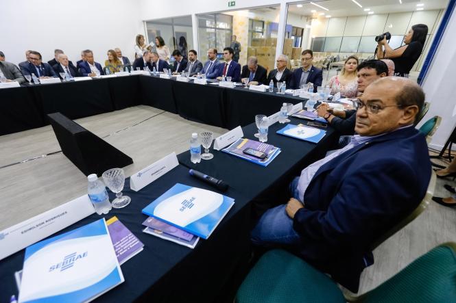 O Governo do Pará vai revisar as concessões de incentivos fiscais a empresas que já operam no Estado, para saber de que maneira esses benefícios estão impactando diretamente na geração de emprego e renda para a população paraense. Além disso, o Executivo deve enviar à Assembleia Legislativa, nos próximos dias, Projeto de Lei que moderniza as leis tributárias. As ações, anunciadas pelo governador Helder Barbalho na manhã desta segunda-feira (18), durante reunião com os representantes dos órgãos que compõem o sistema "S", na sede do Serviço Brasileiro de Apoio às Micro e Pequenas Empresas (Sebrae), representam as medidas que o Pará está adotando para favorecer o ambiente de negócios no Estado.  

 FOTO: MARCELO SEABRA / AGÊNCIA PARÁ
DATA: 18.03.2019
BELÉM - PA <div class='credito_fotos'>Foto: Marcelo Seabra / Ag. Pará   |   <a href='/midias/2019/originais/51c7c888-004f-4fa2-a099-d54175ff3b3d.jpg' download><i class='fa-solid fa-download'></i> Download</a></div>