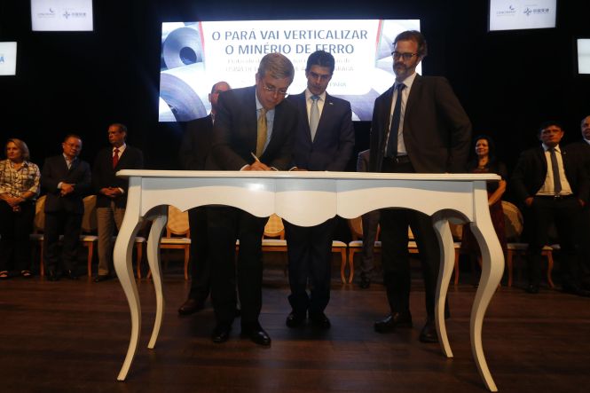 "Estamos abrindo uma janela que permite um horizonte de novos negócios para a atividade da mineração, absolutamente importante para o Estado", afirmou o governador Helder Barbalho, durante a assinatura do protocolo de intenções para implantação da primeira planta de verticalização de minério de ferro do Pará, no município de Marabá (região sudeste), na noite desta quinta-feira (23), no Teatro Maria Sylvia Nunes, na Estação das Docas, em Belém.

FOTO: MARCELO SEABRA / AGÊNCIA PARÁ
DATA: 23.05.2019
BELÉM - PARÁ <div class='credito_fotos'>Foto: Marcelo Seabra / Ag. Pará   |   <a href='/midias/2019/originais/51e9c49e-1fbe-460d-9913-9aa61318ccec.jpg' download><i class='fa-solid fa-download'></i> Download</a></div>