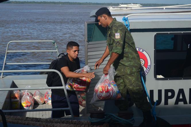 Alimentos não perecíveis, roupas, calçados, brinquedos e livros foram entregues (foto) a moradores ribeirinhos pela Secretaria de Estado de Segurança Pública e Defesa Social (Segup), por meio do Grupamento Fluvial (Gflu), e apoio do movimento de voluntários denominado Grupo de Coração. A entrega aconteceu na manhã desta sexta-feira, 4, partindo da sede do Grupamento até a ilha Urubuoca, localizada na frente do Distrito de Icoaraci. Cerca de 25 famílias se beneficiaram com a ação. Todas elas possuem crianças ou jovens inseridos no projeto social Ribeirinho da Paz, promovido há oito anos pelo Gflu em parceria com a Companhia Fluvial. 

FOTO: ELIELSON MODESTO / ASCOM SEGUP
DATA: 04.01.2019
ICOARACI - PARÁ <div class='credito_fotos'>Foto: Elielson Modesto / Ascom Segup   |   <a href='/midias/2019/originais/51f5e322-8ee9-404a-811e-f85de5425a01.jpg' download><i class='fa-solid fa-download'></i> Download</a></div>