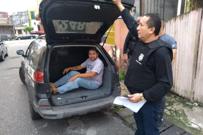 A Polícia Civil do Pará participa, nesta terça-feira (28), da operação Cronos II, ação policial deflagrada em 21 estados e no Distrito Federal para cumprir mandados judiciais de prisão de envolvidos em homicídios.

FOTO: ASCOM / POLICIA CIVIL
DATA: 29.05.2019
BELÉM - PARÁ <div class='credito_fotos'>Foto: Ascom / Policia Civil   |   <a href='/midias/2019/originais/51f98ef9-01ec-4734-87d8-cbd331c4f037.jpg' download><i class='fa-solid fa-download'></i> Download</a></div>
