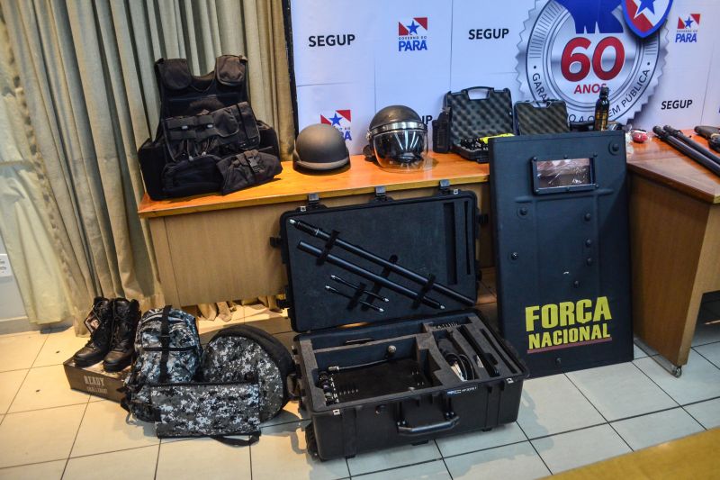 A Secretaria de Estado de Segurança Pública e Defesa Social do Pará (Segup) apresentou, nesta segunda-feira (22), em coletiva à imprensa, os equipamentos de segurança recebidos do Governo Federal que fazem parte do chamado extra-legado Olímpico, materiais que foram utilizados na Olimpíada do Rio 2016.

FOTO: SEGUP / Elielson Modesto
DATA: 22.07.2019
BELÉM - PARÁ <div class='credito_fotos'>Foto: Elielson Modesto / Ascom Segup   |   <a href='/midias/2019/originais/5202_segup-elielsonmodesto1.jpg' download><i class='fa-solid fa-download'></i> Download</a></div>