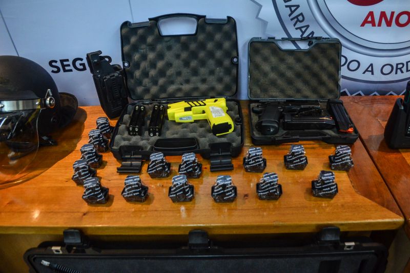 A Secretaria de Estado de Segurança Pública e Defesa Social do Pará (Segup) apresentou, nesta segunda-feira (22), em coletiva à imprensa, os equipamentos de segurança recebidos do Governo Federal que fazem parte do chamado extra-legado Olímpico, materiais que foram utilizados na Olimpíada do Rio 2016.

FOTO: SEGUP / Elielson Modesto
DATA: 22.07.2019
BELÉM - PARÁ <div class='credito_fotos'>Foto: Elielson Modesto / Ascom Segup   |   <a href='/midias/2019/originais/5202_segup-elielsonmodesto5.jpg' download><i class='fa-solid fa-download'></i> Download</a></div>