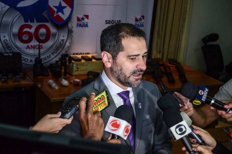 A Secretaria de Estado de Segurança Pública e Defesa Social do Pará (Segup) apresentou, nesta segunda-feira (22), em coletiva à imprensa, os equipamentos de segurança recebidos do Governo Federal que fazem parte do chamado extra-legado Olímpico, materiais que foram utilizados na Olimpíada do Rio 2016.

FOTO: SEGUP / Elielson Modesto
DATA: 22.07.2019
BELÉM - PARÁ <div class='credito_fotos'>Foto: Elielson Modesto / Ascom Segup   |   <a href='/midias/2019/originais/5202_segup-elielsonmodesto6.jpg' download><i class='fa-solid fa-download'></i> Download</a></div>