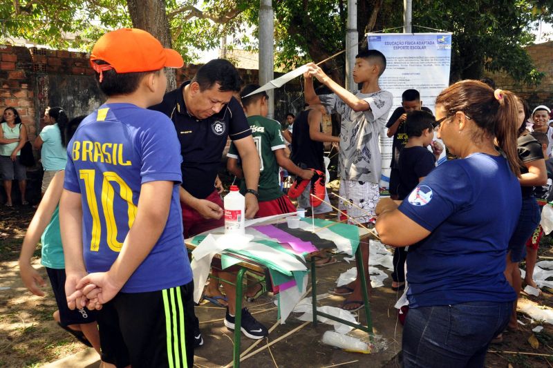 Um total de 1.948 atendimentos médicos realizados e 400 kits de higiene dental entregues é o saldo, até o momento, do que a Secretaria de Estado de Saúde Pública (Sespa) tem realizado no bairro da Cabanagem, em Belém, na segunda etapa das ações do programa Territórios pela Paz (TerPaz), desenvolvido pelo Governo do Estado, que está levando obras e serviços para sete locais de Belém, Ananindeua e Marituba, com o objetivo de combater a violência e oferecer saúde e cidadania à população. <div class='credito_fotos'>Foto: José Pantoja / Ascom Sespa   |   <a href='/midias/2019/originais/5203_sespanaacaoterpaz017.jpg' download><i class='fa-solid fa-download'></i> Download</a></div>