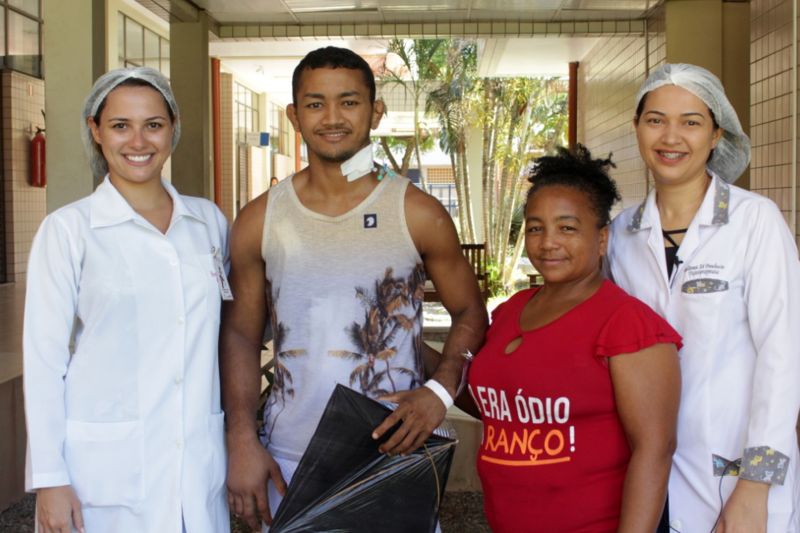  <div class='credito_fotos'>Foto: ASCOM / HGT   |   <a href='/midias/2019/originais/5204_rafaelcomamaeefisioterapeutas.jpg' download><i class='fa-solid fa-download'></i> Download</a></div>