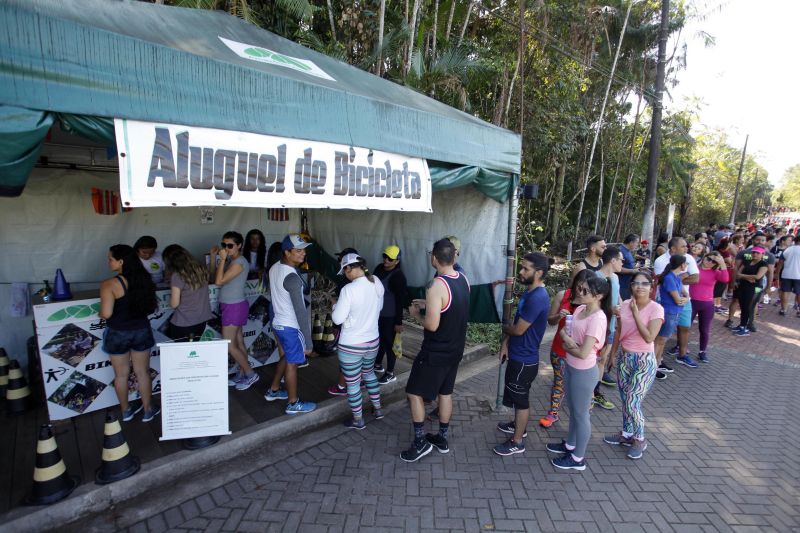 O painel na entrada do Centro de Acolhimento do Parque Estadual do Utinga (PEUt) já chamava a atenção do público visitante por conter informações e imagens de 10 Unidades de Conservação estaduais, que resguardam belezas naturais e a rica biodiversidade da fauna e flora do Estado do Pará. Uma forma de despertar a curiosidade e o interesse de conhecer as áreas protegidas. E, mais que isso, demonstra a importância de estar conectado com a natureza para proteger os ecossistemas. Esse é o principal objetivo da campanha nacional Um Dia no Parque, promovida no último domingo (21), em todo o País. <div class='credito_fotos'>Foto: Maycon Nunes / Ag. Pará   |   <a href='/midias/2019/originais/5210__mg_7328.jpg' download><i class='fa-solid fa-download'></i> Download</a></div>