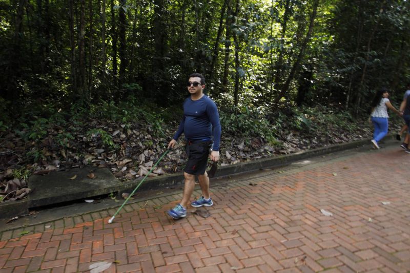 O painel na entrada do Centro de Acolhimento do Parque Estadual do Utinga (PEUt) já chamava a atenção do público visitante por conter informações e imagens de 10 Unidades de Conservação estaduais, que resguardam belezas naturais e a rica biodiversidade da fauna e flora do Estado do Pará. Uma forma de despertar a curiosidade e o interesse de conhecer as áreas protegidas. E, mais que isso, demonstra a importância de estar conectado com a natureza para proteger os ecossistemas. Esse é o principal objetivo da campanha nacional Um Dia no Parque, promovida no último domingo (21), em todo o País. <div class='credito_fotos'>Foto: Maycon Nunes / Ag. Pará   |   <a href='/midias/2019/originais/5210__mg_7451.jpg' download><i class='fa-solid fa-download'></i> Download</a></div>