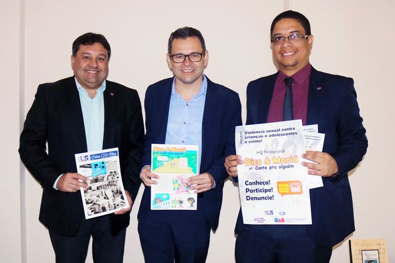 O presidente da Imprensa Oficial do Estado (Ioepa), Jorge Panzera, entregou, na manhã desta terça-feira (23) cartilhas, gibis e cartazes do projeto "Violência Sexual contra crianças e adolescentes é crime!", da Comissão de Defesa dos Direitos da Criança e do Adolescente da Ordem dos Advogados do Brasil (OAB-PA). Fruto de uma parceria entre OAB e Ioepa realizada em maio, o material pedagógico será lançado em agosto, em Belém, e depois será distribuído nos municípios de Breves, Portel e Curralinho, no Marajó. <div class='credito_fotos'>Foto: ASCOM / IOE   |   <a href='/midias/2019/originais/5211_img_4676.jpg' download><i class='fa-solid fa-download'></i> Download</a></div>