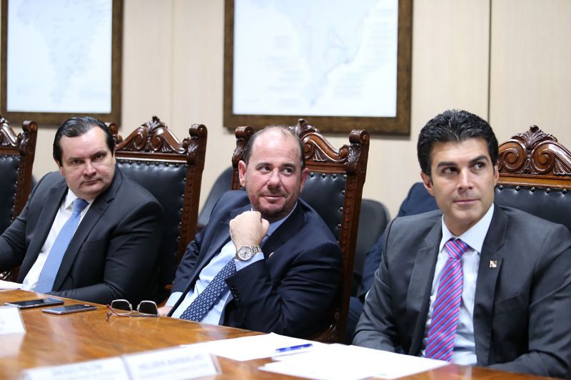 Já está nas mãos do ministro da Infraestrutura, Tarcísio Gomes de Freitas, o ofício que solicita a delegação de competência para o Governo do Estado dos estudos de viabilidade de exploração da infraestrutura aquaviária e extensão do canal de acesso ao complexo portuário de Barcarena, o Canal do Quiriri. O documento foi entregue em Brasília (DF) na noite desta quarta-feira (24), pelo governador Helder Barbalho, acompanhado do vice-governador, Lúcio Vale; do secretário de Estado de Transportes, Pádua Andrade, e do secretário de Estado de Desenvolvimento Econômico, Mineração e Energia, Iran Lima. <div class='credito_fotos'>Foto: Jailson Sam / Divulgação   |   <a href='/midias/2019/originais/5213_806010600_318905.jpg' download><i class='fa-solid fa-download'></i> Download</a></div>