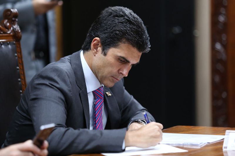 Já está nas mãos do ministro da Infraestrutura, Tarcísio Gomes de Freitas, o ofício que solicita a delegação de competência para o Governo do Estado dos estudos de viabilidade de exploração da infraestrutura aquaviária e extensão do canal de acesso ao complexo portuário de Barcarena, o Canal do Quiriri. O documento foi entregue em Brasília (DF) na noite desta quarta-feira (24), pelo governador Helder Barbalho, acompanhado do vice-governador, Lúcio Vale; do secretário de Estado de Transportes, Pádua Andrade, e do secretário de Estado de Desenvolvimento Econômico, Mineração e Energia, Iran Lima. <div class='credito_fotos'>Foto: Jailson Sam / Divulgação   |   <a href='/midias/2019/originais/5213_806021447_299536.jpg' download><i class='fa-solid fa-download'></i> Download</a></div>