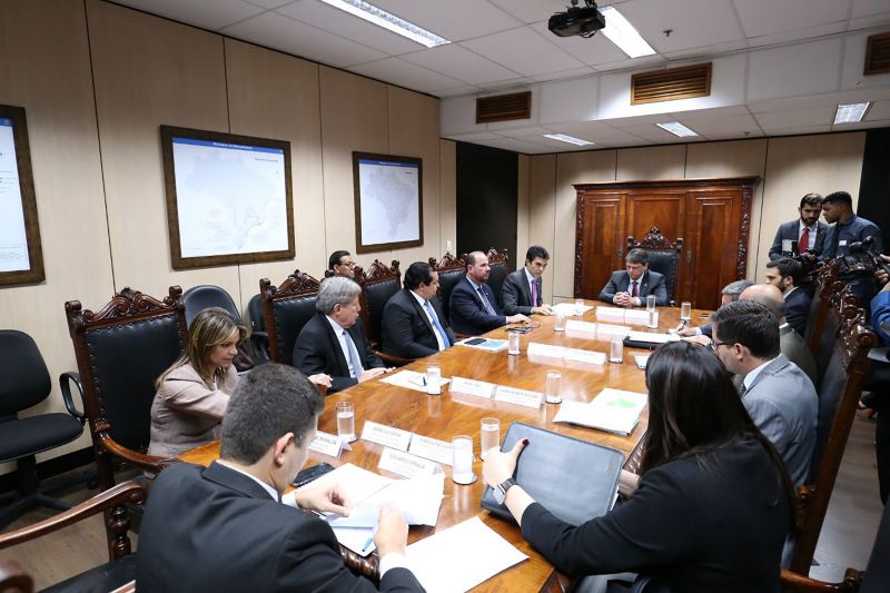 Já está nas mãos do ministro da Infraestrutura, Tarcísio Gomes de Freitas, o ofício que solicita a delegação de competência para o Governo do Estado dos estudos de viabilidade de exploração da infraestrutura aquaviária e extensão do canal de acesso ao complexo portuário de Barcarena, o Canal do Quiriri. O documento foi entregue em Brasília (DF) na noite desta quarta-feira (24), pelo governador Helder Barbalho, acompanhado do vice-governador, Lúcio Vale; do secretário de Estado de Transportes, Pádua Andrade, e do secretário de Estado de Desenvolvimento Econômico, Mineração e Energia, Iran Lima. <div class='credito_fotos'>Foto: Jailson Sam / Divulgação   |   <a href='/midias/2019/originais/5213_806122182_371020.jpg' download><i class='fa-solid fa-download'></i> Download</a></div>