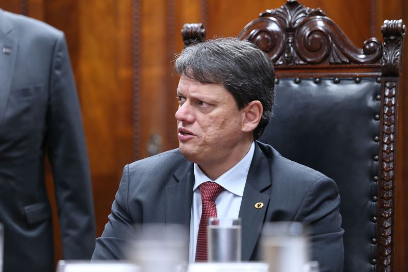 Já está nas mãos do ministro da Infraestrutura, Tarcísio Gomes de Freitas, o ofício que solicita a delegação de competência para o Governo do Estado dos estudos de viabilidade de exploração da infraestrutura aquaviária e extensão do canal de acesso ao complexo portuário de Barcarena, o Canal do Quiriri. O documento foi entregue em Brasília (DF) na noite desta quarta-feira (24), pelo governador Helder Barbalho, acompanhado do vice-governador, Lúcio Vale; do secretário de Estado de Transportes, Pádua Andrade, e do secretário de Estado de Desenvolvimento Econômico, Mineração e Energia, Iran Lima. <div class='credito_fotos'>Foto: Jailson Sam / Divulgação   |   <a href='/midias/2019/originais/5213_806623901_211349.jpg' download><i class='fa-solid fa-download'></i> Download</a></div>