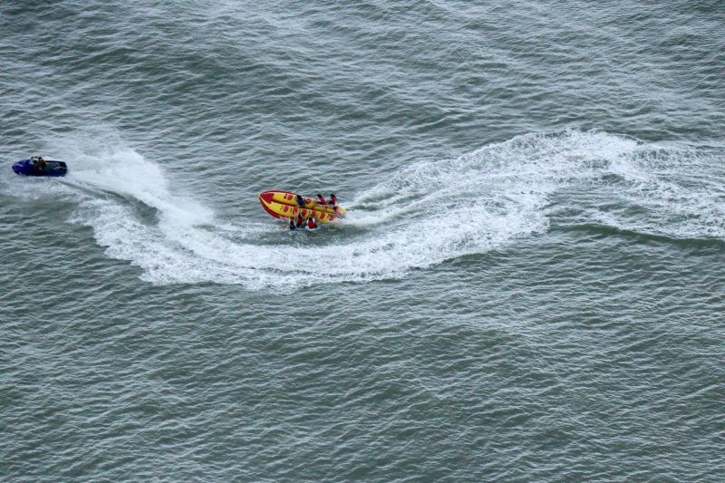 A previsão do tempo para este último final de semana de julho, sábado (27) e domingo (28), para a Região Metropolitana de Belém (RMB) e principais balneários paraenses vai agradar a muita gente. O boletim meteorológico aponta condições de tempo bom para o período, especialmente ao longo das manhãs e noites. Nos balneários que ficam no norte do estado são esperadas chuvas fracas de forma rápida e isoladas nas tardes. Tempo firme, sem previsão de chuva para a praia de Tucunaré, em Marabá, no sudeste paraense. <div class='credito_fotos'>Foto: JADER PAES / AG. PARÁ   |   <a href='/midias/2019/originais/5216_salinasverao2019.128.jpg' download><i class='fa-solid fa-download'></i> Download</a></div>