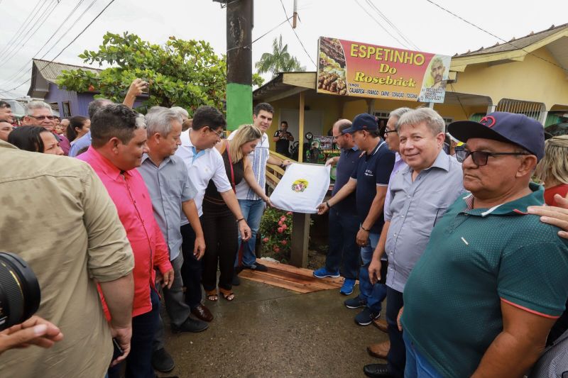 Governador Helder Barbalho visita o Município de Afuá.

FOTOS: MARCO SANTOS / AGÊNCIA PARÁ
DATA: 26.07.2019
AFUÁ - PARÁ <div class='credito_fotos'>Foto: Marco Santos / Ag. Pará   |   <a href='/midias/2019/originais/5220_img_9607.jpg' download><i class='fa-solid fa-download'></i> Download</a></div>