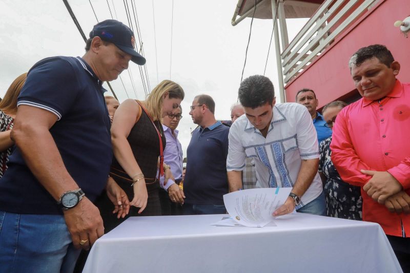 Governador Helder Barbalho visita o Município de Afuá.

FOTOS: MARCO SANTOS / AGÊNCIA PARÁ
DATA: 26.07.2019
AFUÁ - PARÁ <div class='credito_fotos'>Foto: Marco Santos / Ag. Pará   |   <a href='/midias/2019/originais/5220_img_9724.jpg' download><i class='fa-solid fa-download'></i> Download</a></div>