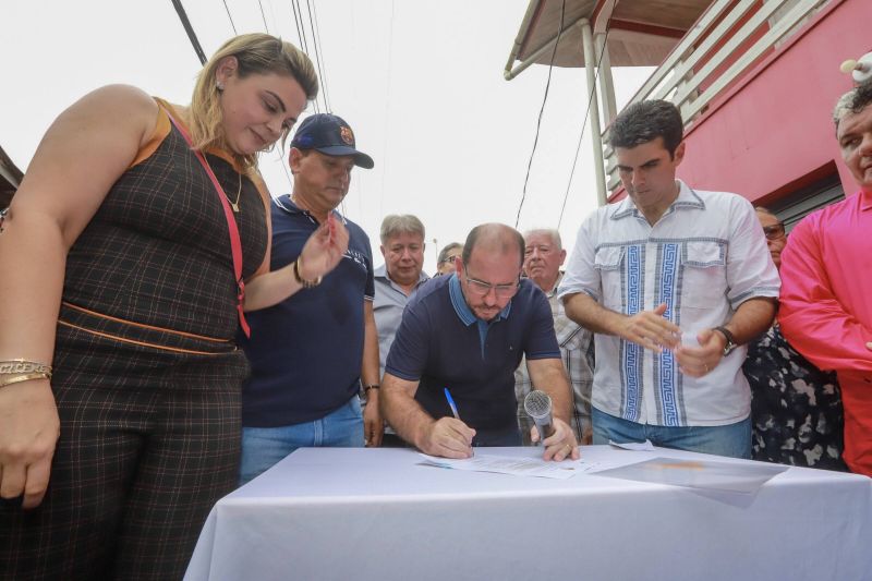 Governador Helder Barbalho visita o Município de Afuá.

FOTOS: MARCO SANTOS / AGÊNCIA PARÁ
DATA: 26.07.2019
AFUÁ - PARÁ <div class='credito_fotos'>Foto: Marco Santos / Ag. Pará   |   <a href='/midias/2019/originais/5220_img_9740.jpg' download><i class='fa-solid fa-download'></i> Download</a></div>