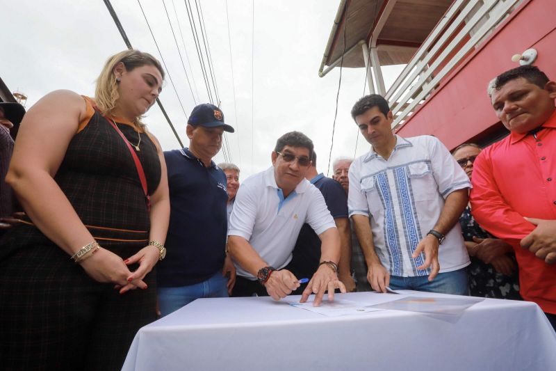 Governador Helder Barbalho visita o Município de Afuá.

FOTOS: MARCO SANTOS / AGÊNCIA PARÁ
DATA: 26.07.2019
AFUÁ - PARÁ <div class='credito_fotos'>Foto: Marco Santos / Ag. Pará   |   <a href='/midias/2019/originais/5220_img_9752.jpg' download><i class='fa-solid fa-download'></i> Download</a></div>