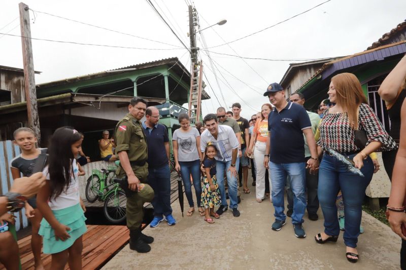 Governador Helder Barbalho visita o Município de Afuá.

FOTOS: MARCO SANTOS / AGÊNCIA PARÁ
DATA: 26.07.2019
AFUÁ - PARÁ <div class='credito_fotos'>Foto: Marco Santos / Ag. Pará   |   <a href='/midias/2019/originais/5220_img_9818.jpg' download><i class='fa-solid fa-download'></i> Download</a></div>