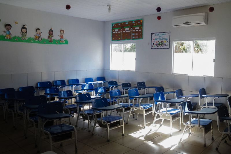 O governo do Pará, por meio da Secretaria de Educação (Seduc), está realizando obras de reparos e manutenção corretiva e preventiva em várias unidades de ensino do Estado. Uma delas é a EEEFM professor Acyr de Jesus Neves de Barros Pereira. Situada no centro de Conceição do Araguaia, no sudeste paraense

FOTO BRUNO CECIM / AGENCIA PARA
DATA  26.07.2019
CONCEICAO DO ARAGUAIA - PARA <div class='credito_fotos'>Foto: Bruno Cecim / Ag.Pará   |   <a href='/midias/2019/originais/5222_photoeditor_20190725_125428188.jpg' download><i class='fa-solid fa-download'></i> Download</a></div>