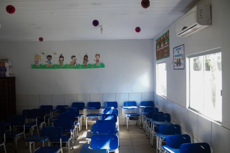 O governo do Pará, por meio da Secretaria de Educação (Seduc), está realizando obras de reparos e manutenção corretiva e preventiva em várias unidades de ensino do Estado. Uma delas é a EEEFM professor Acyr de Jesus Neves de Barros Pereira. Situada no centro de Conceição do Araguaia, no sudeste paraense

FOTO BRUNO CECIM / AGENCIA PARA
DATA  26.07.2019
CONCEICAO DO ARAGUAIA - PARA <div class='credito_fotos'>Foto: Bruno Cecim / Ag.Pará   |   <a href='/midias/2019/originais/5222_photoeditor_20190725_125601036.jpg' download><i class='fa-solid fa-download'></i> Download</a></div>