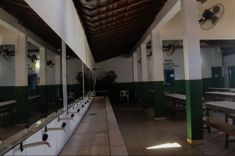 O governo do Pará, por meio da Secretaria de Educação (Seduc), está realizando obras de reparos e manutenção corretiva e preventiva em várias unidades de ensino do Estado. Uma delas é a EEEFM professor Acyr de Jesus Neves de Barros Pereira. Situada no centro de Conceição do Araguaia, no sudeste paraense

FOTO BRUNO CECIM / AGENCIA PARA
DATA  26.07.2019
CONCEICAO DO ARAGUAIA - PARA <div class='credito_fotos'>Foto: Bruno Cecim / Ag.Pará   |   <a href='/midias/2019/originais/5222_photoeditor_20190725_125800380.jpg' download><i class='fa-solid fa-download'></i> Download</a></div>