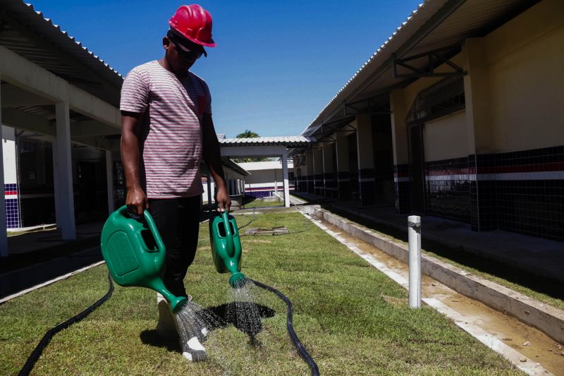 O governo do Pará, por meio da Secretaria de Educação (Seduc), está realizando obras de reparos e manutenção corretiva e preventiva em várias unidades de ensino do Estado. Uma delas é a EEEFM professor Acyr de Jesus Neves de Barros Pereira. Situada no centro de Conceição do Araguaia, no sudeste paraense

FOTO BRUNO CECIM / AGENCIA PARA
DATA  26.07.2019
CONCEICAO DO ARAGUAIA - PARA <div class='credito_fotos'>Foto: Bruno Cecim / Ag.Pará   |   <a href='/midias/2019/originais/5222_photoeditor_20190725_131120348.jpg' download><i class='fa-solid fa-download'></i> Download</a></div>