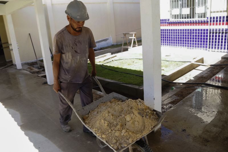 O governo do Pará, por meio da Secretaria de Educação (Seduc), está realizando obras de reparos e manutenção corretiva e preventiva em várias unidades de ensino do Estado. Uma delas é a EEEFM professor Acyr de Jesus Neves de Barros Pereira. Situada no centro de Conceição do Araguaia, no sudeste paraense

FOTO BRUNO CECIM / AGENCIA PARA
DATA  26.07.2019
CONCEICAO DO ARAGUAIA - PARA <div class='credito_fotos'>Foto: Bruno Cecim / Ag.Pará   |   <a href='/midias/2019/originais/5222_photoeditor_20190725_131308825.jpg' download><i class='fa-solid fa-download'></i> Download</a></div>