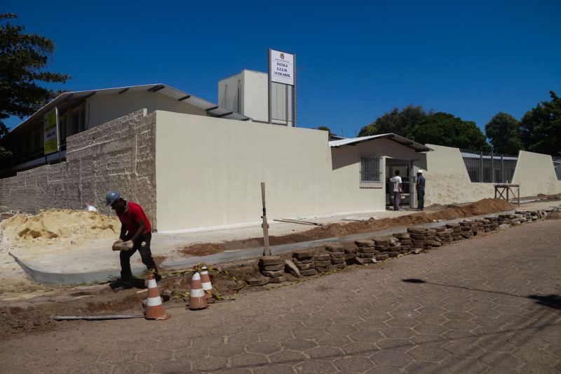 O governo do Pará, por meio da Secretaria de Educação (Seduc), está realizando obras de reparos e manutenção corretiva e preventiva em várias unidades de ensino do Estado. Uma delas é a EEEFM professor Acyr de Jesus Neves de Barros Pereira. Situada no centro de Conceição do Araguaia, no sudeste paraense

FOTO BRUNO CECIM / AGENCIA PARA
DATA  26.07.2019
CONCEICAO DO ARAGUAIA - PARA <div class='credito_fotos'>Foto: Bruno Cecim / Ag.Pará   |   <a href='/midias/2019/originais/5222_photoeditor_20190725_131344328.jpg' download><i class='fa-solid fa-download'></i> Download</a></div>