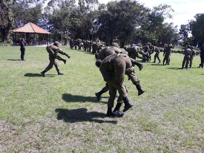 O Centro de Formação e Aperfeiçoamento de Praças (Cfap), da Polícia Militar, realizou nos dias 17, 18 e 19 de abril (quarta a sexta-feira), a última instrução prática para os 304 alunos do Curso de Formação de Praças (CFP) 2018/2019.

FOTO: ASCOM / POLÍCIA MILITAR
DATA: 20.04.2019
BELÉM - PARÁ <div class='credito_fotos'>Foto: Ascom / Policia Militar   |   <a href='/midias/2019/originais/522670ff-c048-4d4f-8be1-13d8cb1dbbe5.jpg' download><i class='fa-solid fa-download'></i> Download</a></div>
