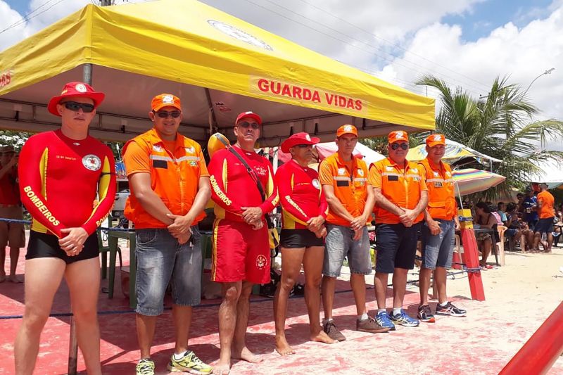 Objetivando contribuir para a tranqüilidade e prevenção aos veranistas durante o mês de férias escolares, o Corpo de Bombeiros do Pará atuou, durante o final de semana, nas praias de Sirituba, Cuipiranga, Itupanema, Conde, Fazendinha e Caripi, todas em Barcarena, tendo em vista o crescente número de pessoas que procuram as praias do município. <div class='credito_fotos'>Foto: ASCOM / CBMPA   |   <a href='/midias/2019/originais/5229_foto3.jpg' download><i class='fa-solid fa-download'></i> Download</a></div>