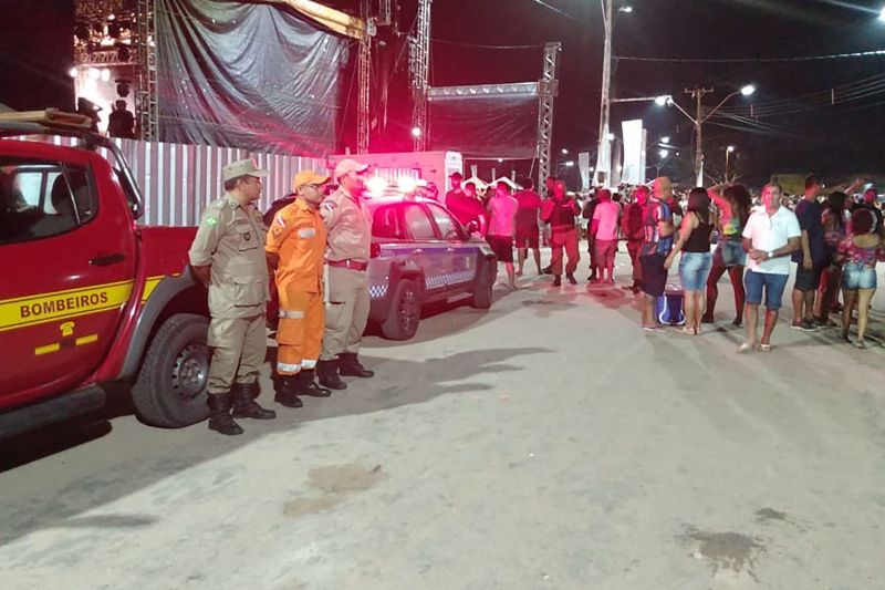 Objetivando contribuir para a tranqüilidade e prevenção aos veranistas durante o mês de férias escolares, o Corpo de Bombeiros do Pará atuou, durante o final de semana, nas praias de Sirituba, Cuipiranga, Itupanema, Conde, Fazendinha e Caripi, todas em Barcarena, tendo em vista o crescente número de pessoas que procuram as praias do município. <div class='credito_fotos'>Foto: ASCOM / CBMPA   |   <a href='/midias/2019/originais/5229_foto5.jpg' download><i class='fa-solid fa-download'></i> Download</a></div>