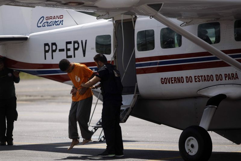 Avião com mais 4 dos líderes do confronto chegou por volta de 13h30.