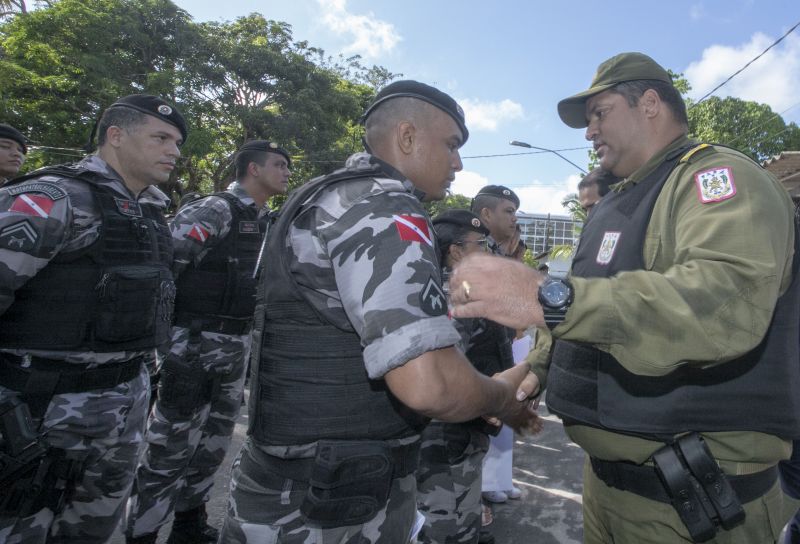 O governador do Estado, Helder Barbalho, participou, nesta quarta-feira (31), pela manhã, da cerimônia de comemoração pelos 13 anos do Batalhão de Polícia Tática, mais conhecido como Rotam, da Polícia Militar do Pará (PM-PA). O evento, realizado no complexo da Polícia Militar, no bairro do Marco, em Belém, também marcou a formatura de 13 novos policiais que passam a integrar essa, que é a unidade de elite da PM-PA, preparada para atuar em ocorrências de alta complexidade.

FOTO: MARCO SANTOS / AGÊNCIA PARÁ
DATA: 31.07.2019
BELÉM - PARÁ <div class='credito_fotos'>Foto: Marco Santos / Ag. Pará   |   <a href='/midias/2019/originais/5232_formaturamilitaresdarotam-fotomarcosantos-12.jpg' download><i class='fa-solid fa-download'></i> Download</a></div>