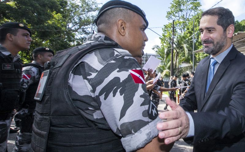 O governador do Estado, Helder Barbalho, participou, nesta quarta-feira (31), pela manhã, da cerimônia de comemoração pelos 13 anos do Batalhão de Polícia Tática, mais conhecido como Rotam, da Polícia Militar do Pará (PM-PA). O evento, realizado no complexo da Polícia Militar, no bairro do Marco, em Belém, também marcou a formatura de 13 novos policiais que passam a integrar essa, que é a unidade de elite da PM-PA, preparada para atuar em ocorrências de alta complexidade.

FOTO: MARCO SANTOS / AGÊNCIA PARÁ
DATA: 31.07.2019
BELÉM - PARÁ <div class='credito_fotos'>Foto: Marco Santos / Ag. Pará   |   <a href='/midias/2019/originais/5232_formaturamilitaresdarotam-fotomarcosantos-13.jpg' download><i class='fa-solid fa-download'></i> Download</a></div>