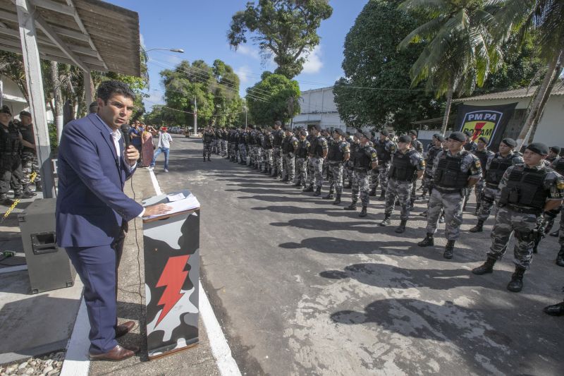 O governador do Estado, Helder Barbalho, participou, nesta quarta-feira (31), pela manhã, da cerimônia de comemoração pelos 13 anos do Batalhão de Polícia Tática, mais conhecido como Rotam, da Polícia Militar do Pará (PM-PA). O evento, realizado no complexo da Polícia Militar, no bairro do Marco, em Belém, também marcou a formatura de 13 novos policiais que passam a integrar essa, que é a unidade de elite da PM-PA, preparada para atuar em ocorrências de alta complexidade.

FOTO: MARCO SANTOS / AGÊNCIA PARÁ
DATA: 31.07.2019
BELÉM - PARÁ <div class='credito_fotos'>Foto: Marco Santos / Ag. Pará   |   <a href='/midias/2019/originais/5232_formaturamilitaresdarotam-fotomarcosantos-15.jpg' download><i class='fa-solid fa-download'></i> Download</a></div>