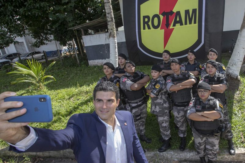 O governador do Estado, Helder Barbalho, participou, nesta quarta-feira (31), pela manhã, da cerimônia de comemoração pelos 13 anos do Batalhão de Polícia Tática, mais conhecido como Rotam, da Polícia Militar do Pará (PM-PA). O evento, realizado no complexo da Polícia Militar, no bairro do Marco, em Belém, também marcou a formatura de 13 novos policiais que passam a integrar essa, que é a unidade de elite da PM-PA, preparada para atuar em ocorrências de alta complexidade.

FOTO: MARCO SANTOS / AGÊNCIA PARÁ
DATA: 31.07.2019
BELÉM - PARÁ <div class='credito_fotos'>Foto: Marco Santos / Ag. Pará   |   <a href='/midias/2019/originais/5232_formaturamilitaresdarotam-fotomarcosantos-21.jpg' download><i class='fa-solid fa-download'></i> Download</a></div>