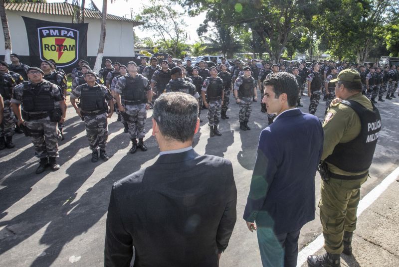 O governador do Estado, Helder Barbalho, participou, nesta quarta-feira (31), pela manhã, da cerimônia de comemoração pelos 13 anos do Batalhão de Polícia Tática, mais conhecido como Rotam, da Polícia Militar do Pará (PM-PA). O evento, realizado no complexo da Polícia Militar, no bairro do Marco, em Belém, também marcou a formatura de 13 novos policiais que passam a integrar essa, que é a unidade de elite da PM-PA, preparada para atuar em ocorrências de alta complexidade.

FOTO: MARCO SANTOS / AGÊNCIA PARÁ
DATA: 31.07.2019
BELÉM - PARÁ <div class='credito_fotos'>Foto: Marco Santos / Ag. Pará   |   <a href='/midias/2019/originais/5232_formaturamilitaresdarotam-fotomarcosantos-6.jpg' download><i class='fa-solid fa-download'></i> Download</a></div>