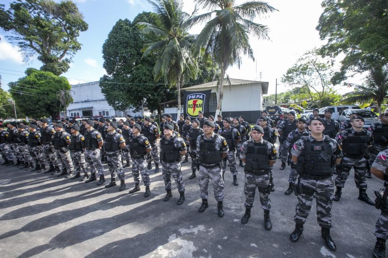 O governador do Estado, Helder Barbalho, participou, nesta quarta-feira (31), pela manhã, da cerimônia de comemoração pelos 13 anos do Batalhão de Polícia Tática, mais conhecido como Rotam, da Polícia Militar do Pará (PM-PA). O evento, realizado no complexo da Polícia Militar, no bairro do Marco, em Belém, também marcou a formatura de 13 novos policiais que passam a integrar essa, que é a unidade de elite da PM-PA, preparada para atuar em ocorrências de alta complexidade.

FOTO: MARCO SANTOS / AGÊNCIA PARÁ
DATA: 31.07.2019
BELÉM - PARÁ <div class='credito_fotos'>Foto: Marco Santos / Ag. Pará   |   <a href='/midias/2019/originais/5232_formaturamilitaresdarotam-fotomarcosantos-8.jpg' download><i class='fa-solid fa-download'></i> Download</a></div>
