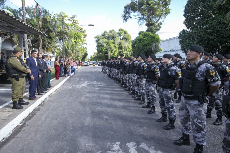 O governador do Estado, Helder Barbalho, participou, nesta quarta-feira (31), pela manhã, da cerimônia de comemoração pelos 13 anos do Batalhão de Polícia Tática, mais conhecido como Rotam, da Polícia Militar do Pará (PM-PA). O evento, realizado no complexo da Polícia Militar, no bairro do Marco, em Belém, também marcou a formatura de 13 novos policiais que passam a integrar essa, que é a unidade de elite da PM-PA, preparada para atuar em ocorrências de alta complexidade.

FOTO: MARCO SANTOS / AGÊNCIA PARÁ
DATA: 31.07.2019
BELÉM - PARÁ <div class='credito_fotos'>Foto: Marco Santos / Ag. Pará   |   <a href='/midias/2019/originais/5232_formaturamilitaresdarotam-fotomarcosantos-9.jpg' download><i class='fa-solid fa-download'></i> Download</a></div>